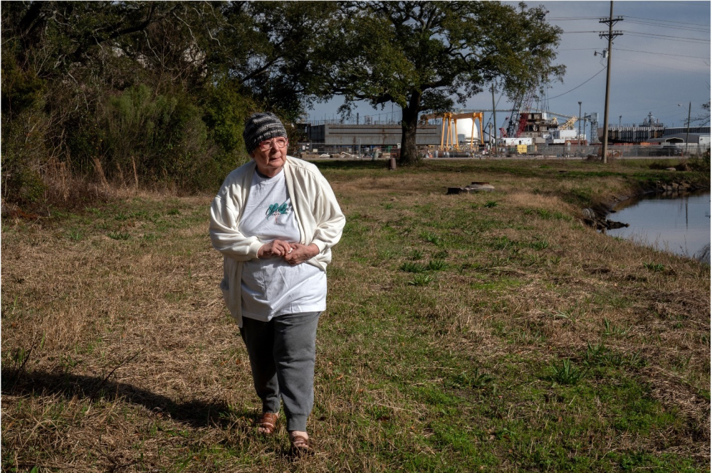 Barbara Weckesser en su barrio de Pascagoula, MS.