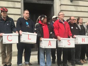 Los miembros de Cleveland Lead Advocates for Safe Housing (CLASH) han entregado hoy más de 10.000 firmas en el Ayuntamiento para conseguir que la legislación de prevención del envenenamiento por plomo se presente ante el Consejo Municipal.